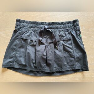 Lululemon black wet dry skirt size 6
